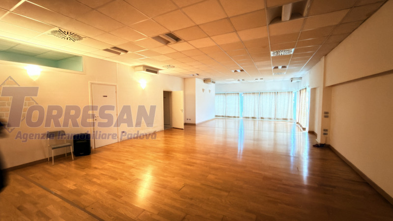 PADOVA ZONA VIGONZA:

immobile commerciale direzionale, complesso al piano primo composto da 3 un...