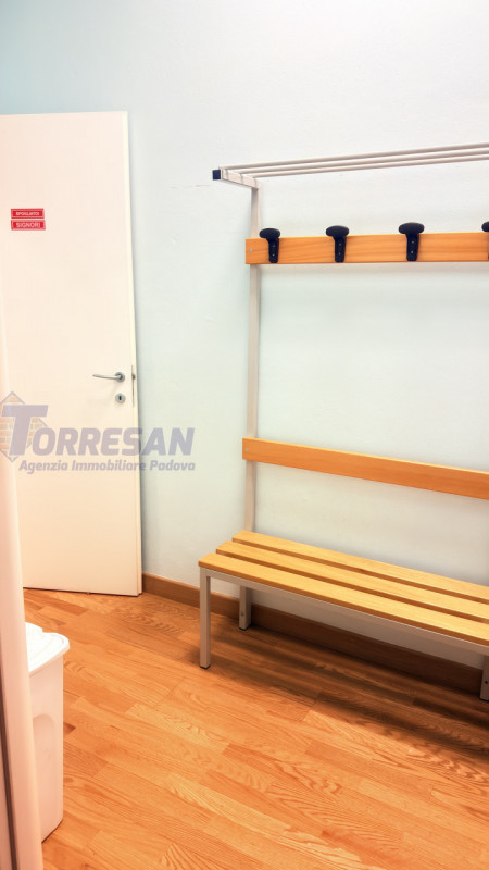 PADOVA ZONA VIGONZA:

immobile commerciale direzionale, complesso al piano primo composto da 3 un...