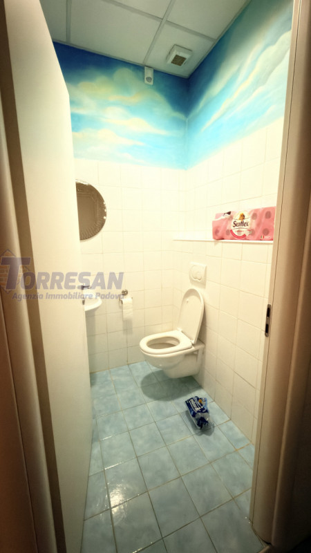 PADOVA ZONA VIGONZA:

immobile commerciale direzionale, complesso al piano primo composto da 3 un...