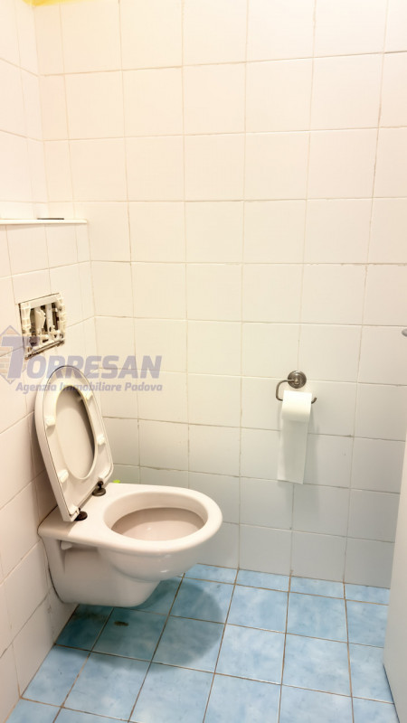 PADOVA ZONA VIGONZA:

immobile commerciale direzionale, complesso al piano primo composto da 3 un...