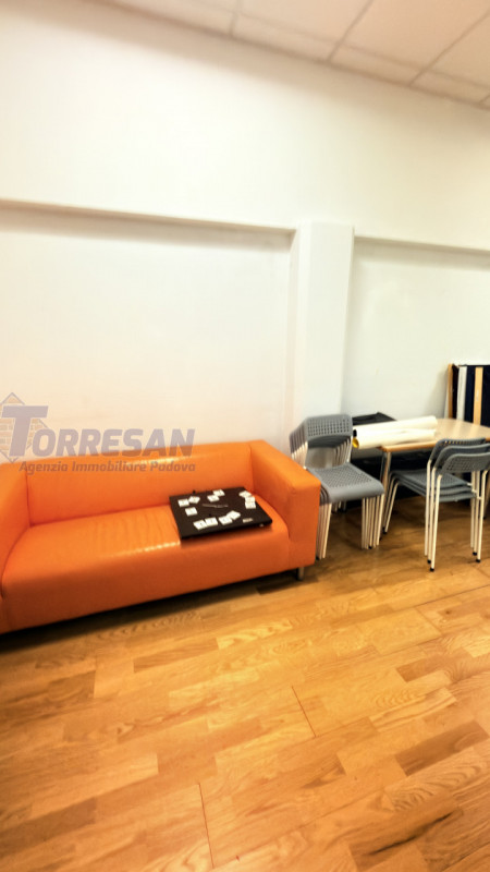 PADOVA ZONA VIGONZA:

immobile commerciale direzionale, complesso al piano primo composto da 3 un...