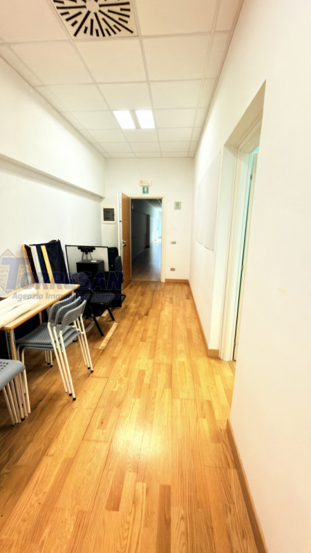 PADOVA ZONA VIGONZA:

immobile commerciale direzionale, complesso al piano primo composto da 3 un...