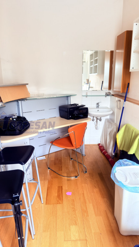 PADOVA ZONA VIGONZA:

immobile commerciale direzionale, complesso al piano primo composto da 3 un...