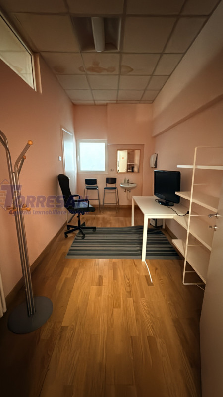 PADOVA ZONA VIGONZA:

immobile commerciale direzionale, complesso al piano primo composto da 3 un...