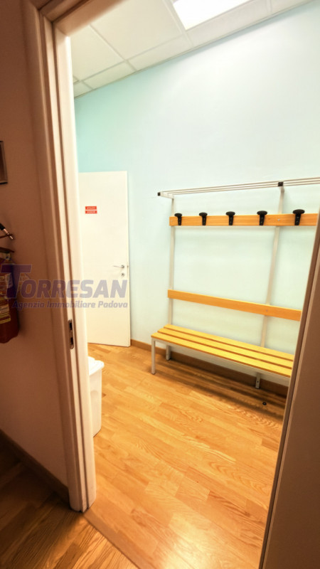 PADOVA ZONA VIGONZA:

immobile commerciale direzionale, complesso al piano primo composto da 3 un...