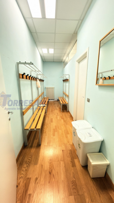 PADOVA ZONA VIGONZA:

immobile commerciale direzionale, complesso al piano primo composto da 3 un...