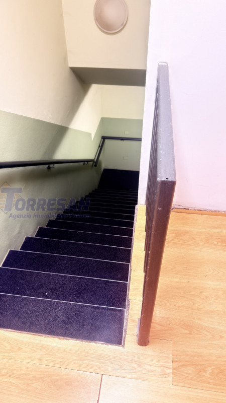 PADOVA ZONA VIGONZA:

immobile commerciale direzionale, complesso al piano primo composto da 3 un...