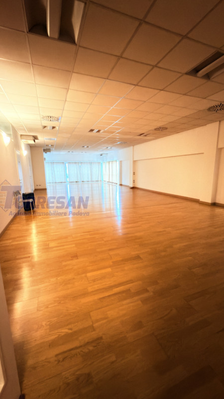 PADOVA ZONA VIGONZA:

immobile commerciale direzionale, complesso al piano primo composto da 3 un...