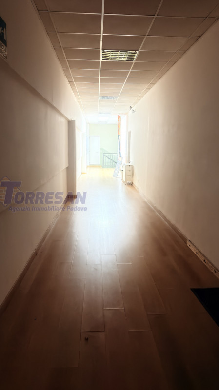 PADOVA ZONA VIGONZA:

immobile commerciale direzionale, complesso al piano primo composto da 3 un...