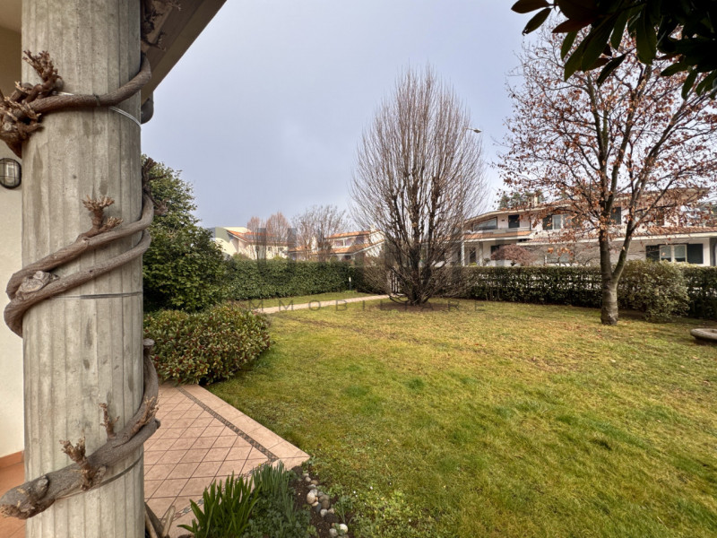 SCHIO - Magrè: in splendida zona residenziale, BIFAMILIARE costruita ex novo nel 1990 di ampie me...