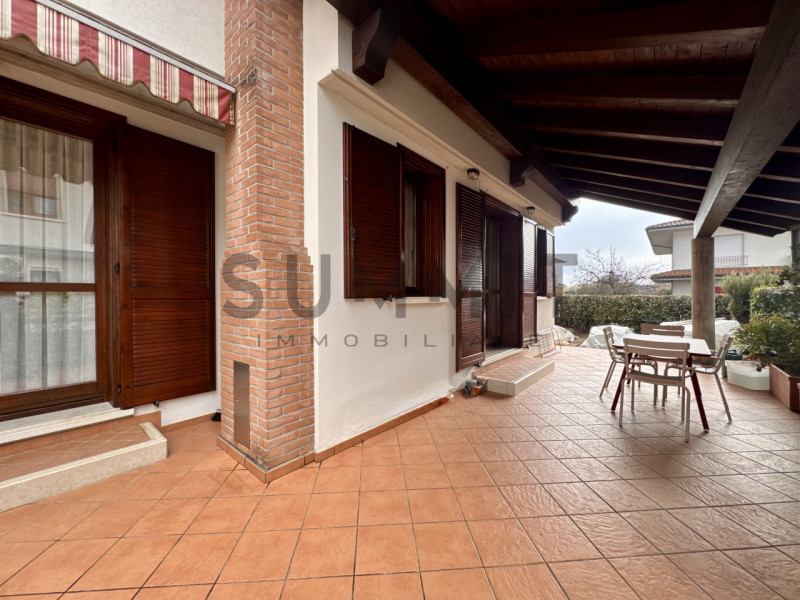 SCHIO - Magrè: in splendida zona residenziale, BIFAMILIARE costruita ex novo nel 1990 di ampie me...