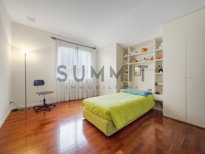 SCHIO - Magrè: in splendida zona residenziale, BIFAMILIARE costruita ex novo nel 1990 di ampie me...