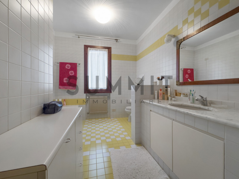 SCHIO - Magrè: in splendida zona residenziale, BIFAMILIARE costruita ex novo nel 1990 di ampie me...