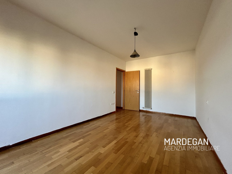 Quando vieni a scoprirlo? 
Ti proponiamo questo appartamento trilocale del 2005 posto al piano se...