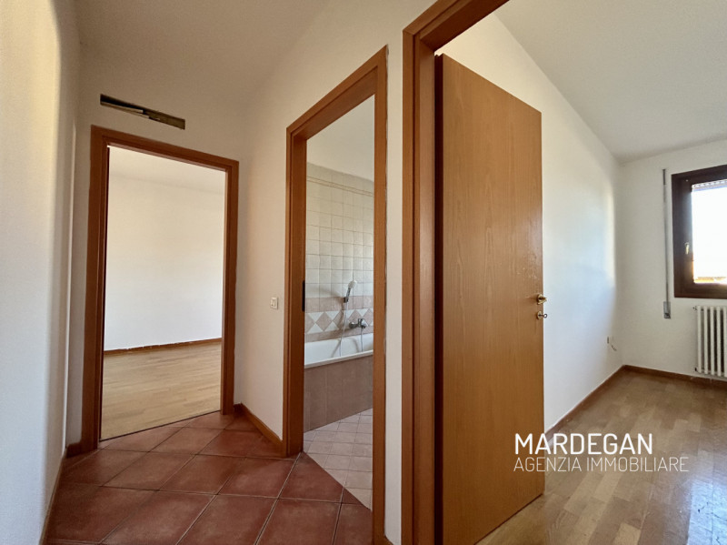 Quando vieni a scoprirlo? 
Ti proponiamo questo appartamento trilocale del 2005 posto al piano se...