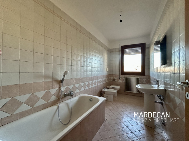 Quando vieni a scoprirlo? 
Ti proponiamo questo appartamento trilocale del 2005 posto al piano se...