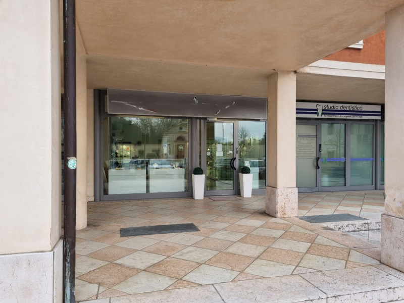 P.te di Barbarano, a due passi dalla Riviera Berica proponiamo in Vendita interessante negozio al...