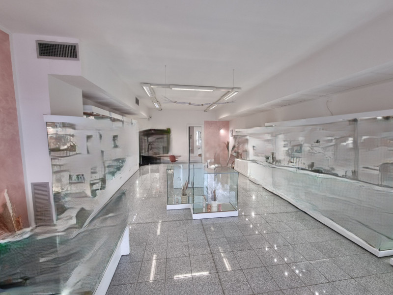 P.te di Barbarano, a due passi dalla Riviera Berica proponiamo in Vendita interessante negozio al...