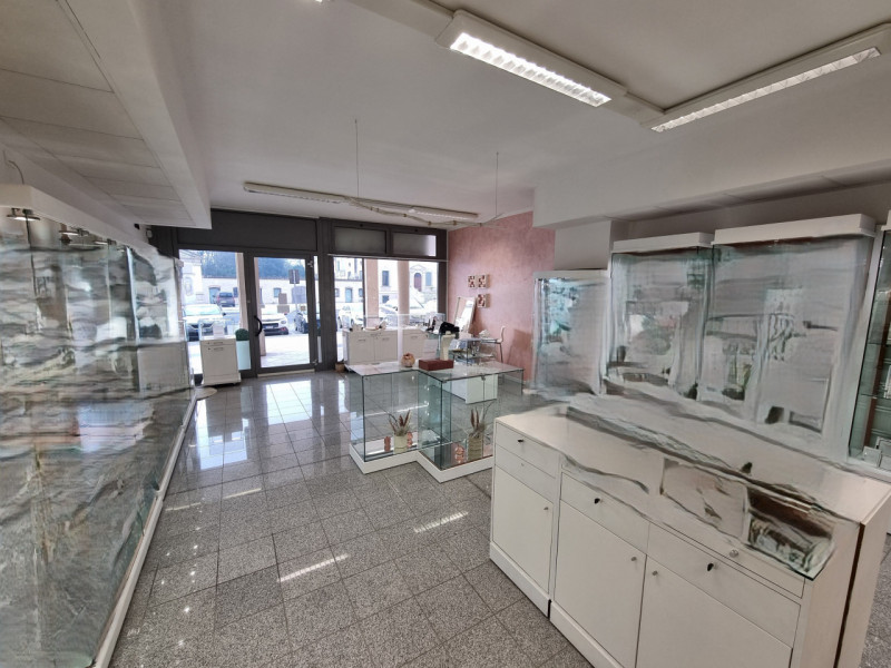 P.te di Barbarano, a due passi dalla Riviera Berica proponiamo in Vendita interessante negozio al...