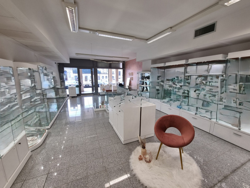 P.te di Barbarano, a due passi dalla Riviera Berica proponiamo in Vendita interessante negozio al...