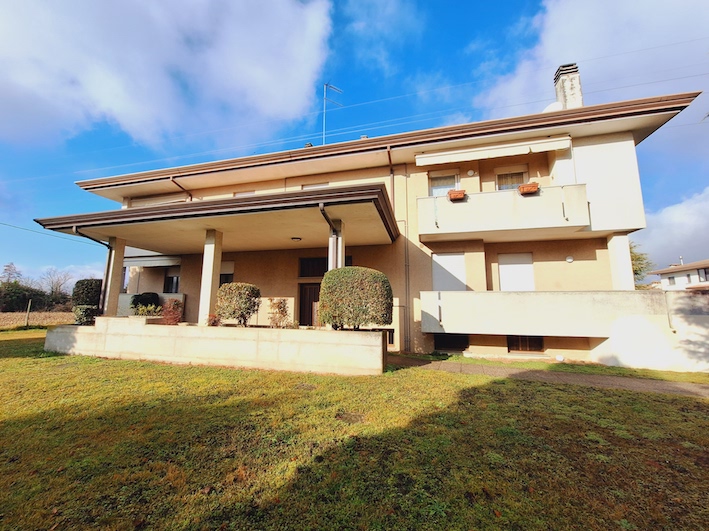 Luminoso ed affascinante appartamento quadrilocale situato al piano rialzato di un piccolo condom...