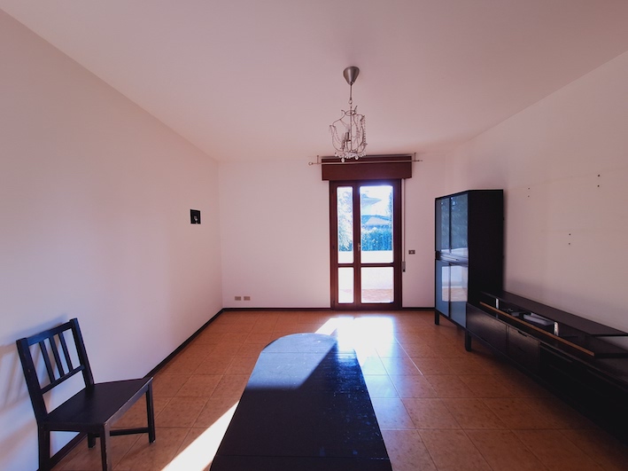 Luminoso ed affascinante appartamento quadrilocale situato al piano rialzato di un piccolo condom...