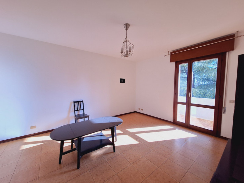 Luminoso ed affascinante appartamento quadrilocale situato al piano rialzato di un piccolo condom...