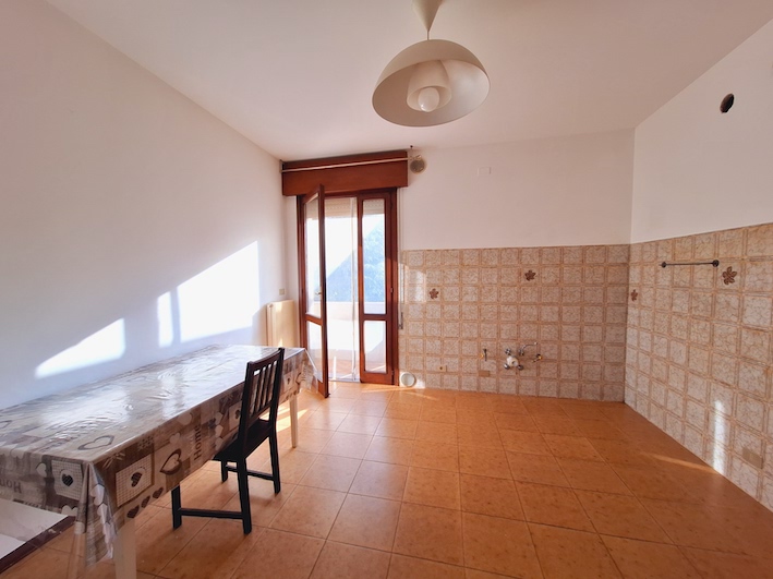 Luminoso ed affascinante appartamento quadrilocale situato al piano rialzato di un piccolo condom...