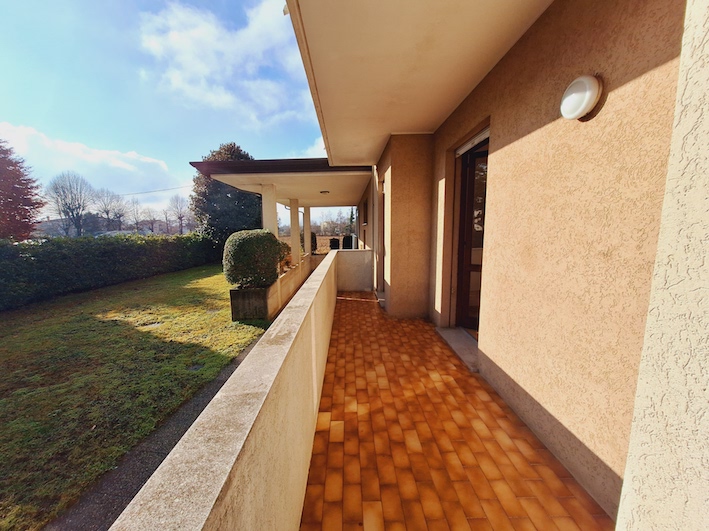 Luminoso ed affascinante appartamento quadrilocale situato al piano rialzato di un piccolo condom...