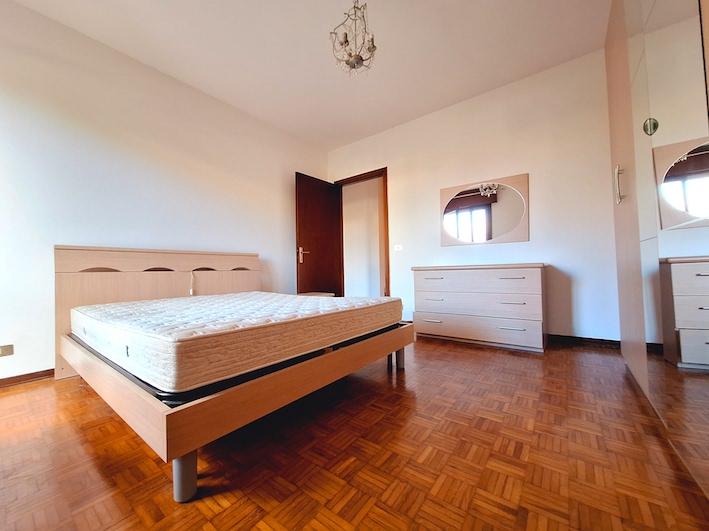 Luminoso ed affascinante appartamento quadrilocale situato al piano rialzato di un piccolo condom...