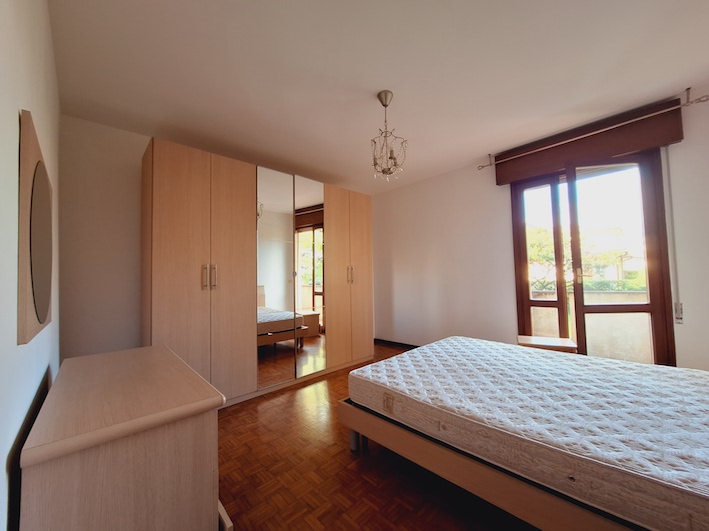 Luminoso ed affascinante appartamento quadrilocale situato al piano rialzato di un piccolo condom...