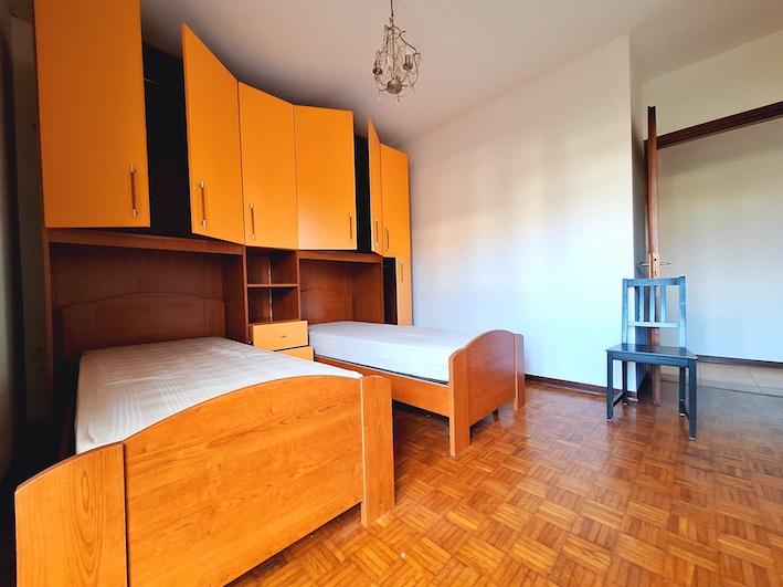 Luminoso ed affascinante appartamento quadrilocale situato al piano rialzato di un piccolo condom...