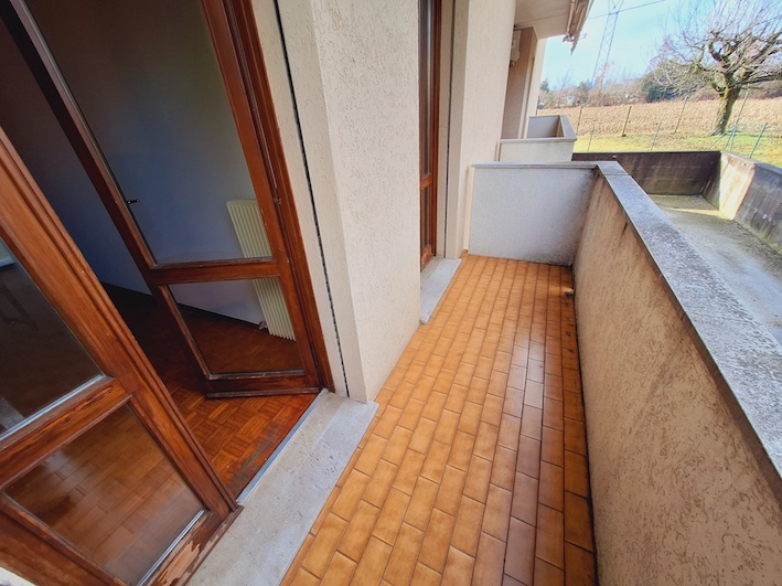 Luminoso ed affascinante appartamento quadrilocale situato al piano rialzato di un piccolo condom...