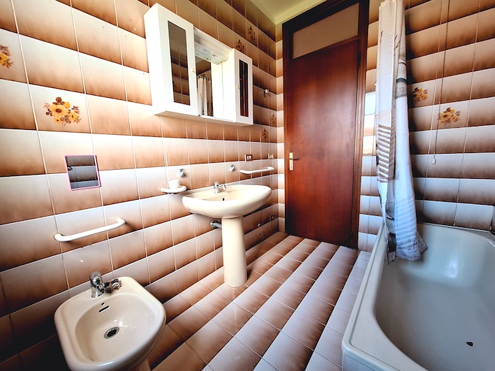 Luminoso ed affascinante appartamento quadrilocale situato al piano rialzato di un piccolo condom...