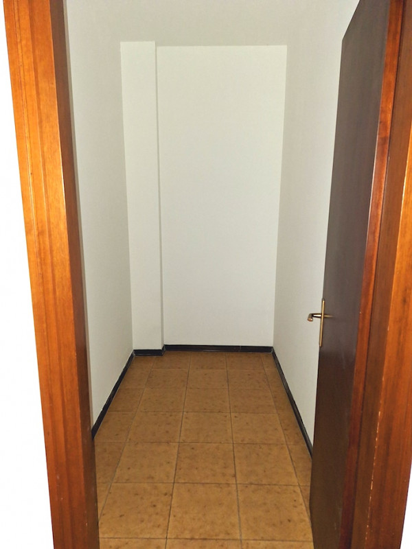 Luminoso ed affascinante appartamento quadrilocale situato al piano rialzato di un piccolo condom...