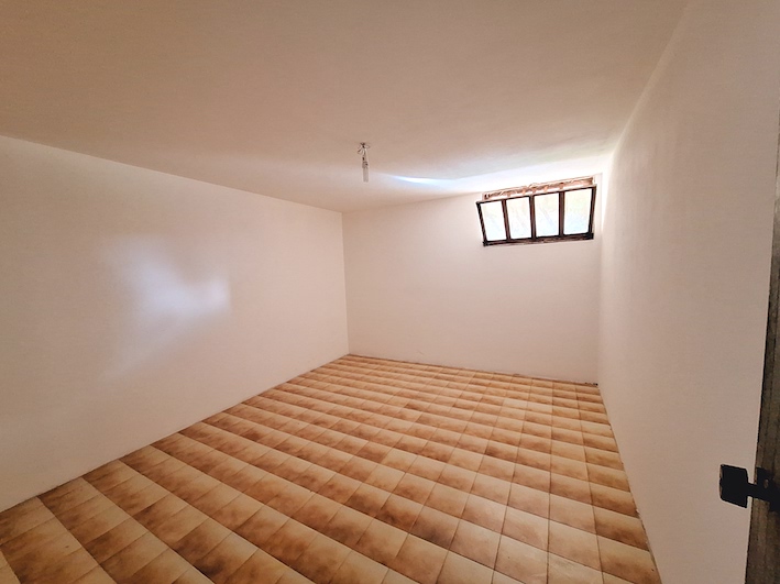 Luminoso ed affascinante appartamento quadrilocale situato al piano rialzato di un piccolo condom...