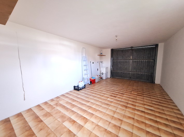 Luminoso ed affascinante appartamento quadrilocale situato al piano rialzato di un piccolo condom...