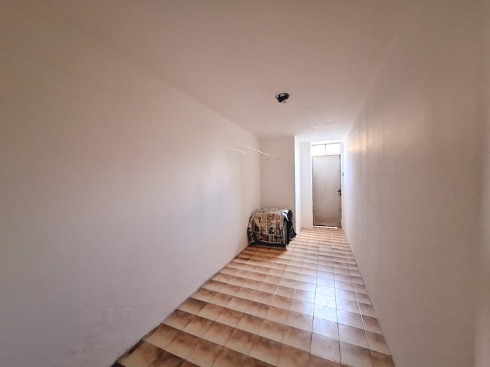 Luminoso ed affascinante appartamento quadrilocale situato al piano rialzato di un piccolo condom...