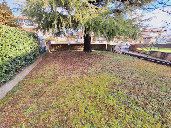 Luminoso ed affascinante appartamento quadrilocale situato al piano rialzato di un piccolo condom...