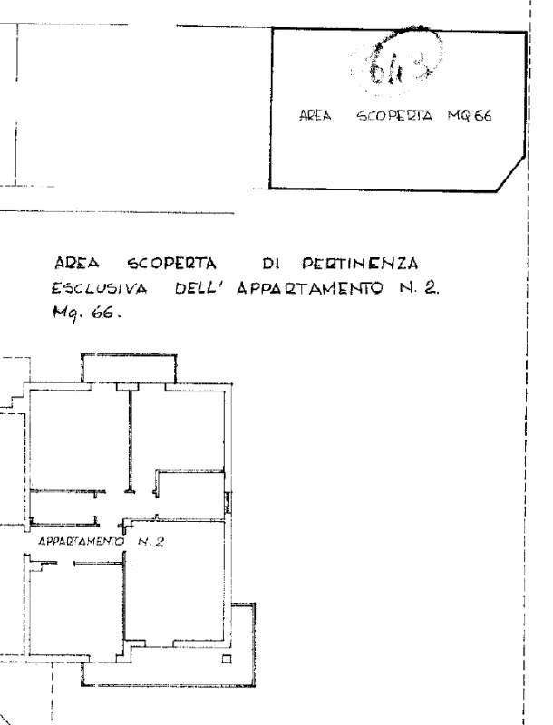 Luminoso ed affascinante appartamento quadrilocale situato al piano rialzato di un piccolo condom...