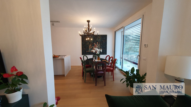 Vicenza: Nel cuore del rinomato quartiere di San Paolo adiacente alle Piscine di Vicenza, proponi...