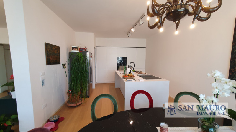 Vicenza: Nel cuore del rinomato quartiere di San Paolo adiacente alle Piscine di Vicenza, proponi...