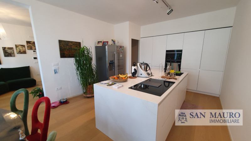 Vicenza: Nel cuore del rinomato quartiere di San Paolo adiacente alle Piscine di Vicenza, proponi...