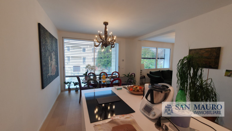 Vicenza: Nel cuore del rinomato quartiere di San Paolo adiacente alle Piscine di Vicenza, proponi...