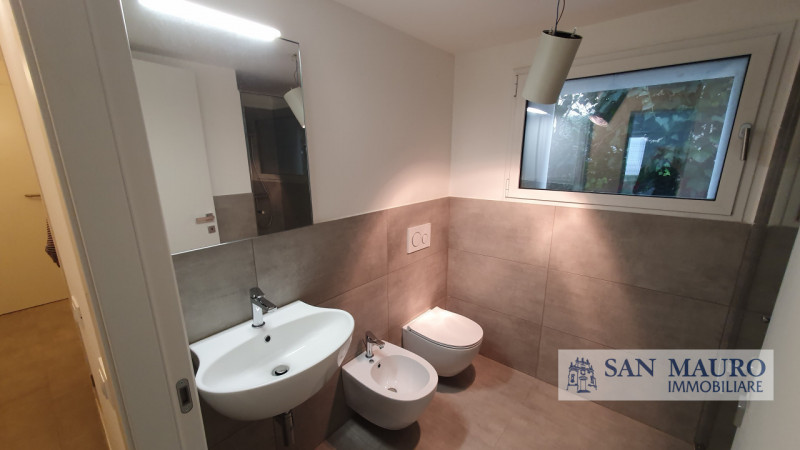 Vicenza: Nel cuore del rinomato quartiere di San Paolo adiacente alle Piscine di Vicenza, proponi...