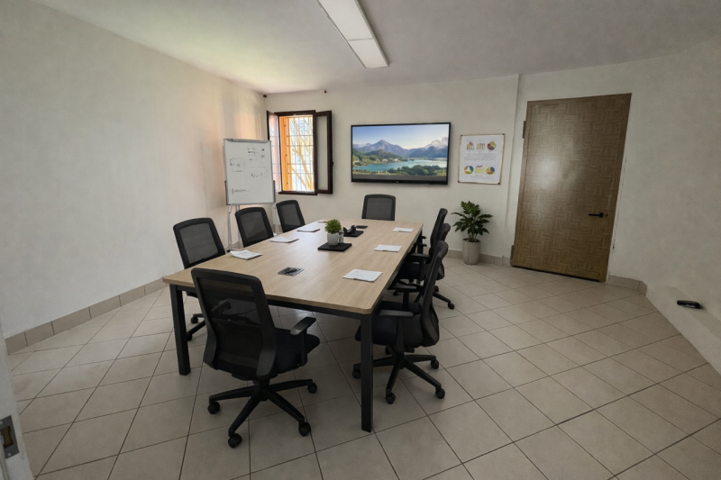 Proponiamo in affitto un luminoso negozio di circa 60 mq situato nel cuore di Albignasego, una de...