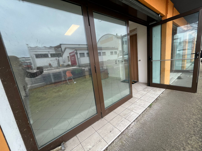 Proponiamo in affitto negozio fonte strada attualmente composto da una grande sala d'ingresso, un...