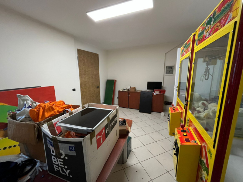 Proponiamo in affitto negozio fonte strada attualmente composto da una grande sala d'ingresso, un...