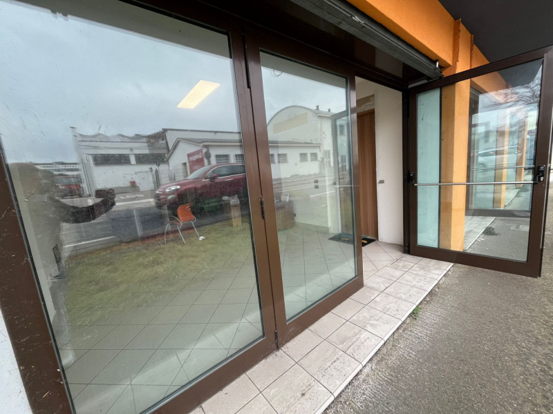 Proponiamo in affitto un luminoso negozio di circa 60 mq situato nel cuore di Albignasego, una de...