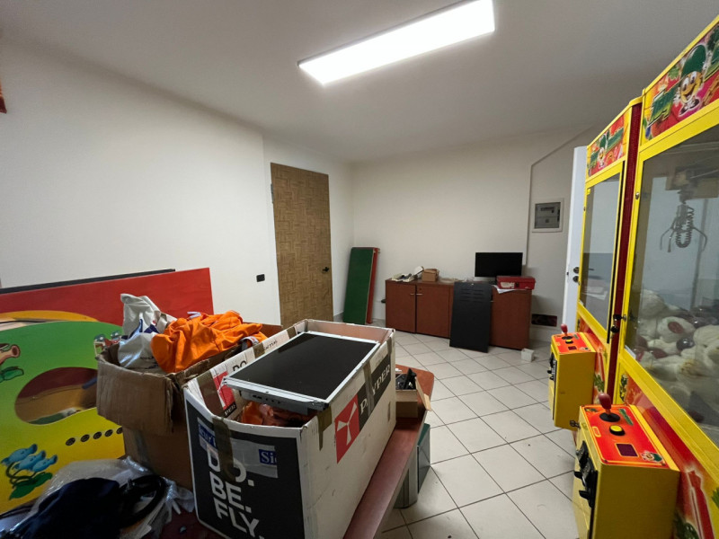 Proponiamo in affitto negozio fonte strada attualmente composto da una grande sala d'ingresso, un...